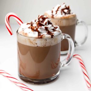 Bebida de Chocolate Quente com Chantily