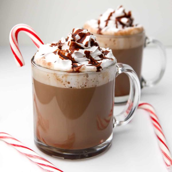 Bebida de Chocolate Quente com Chantily